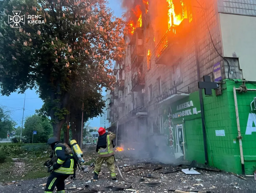 Noć napada dronovima: Dvoje poginulih u Kijevu, eksplozije i požari u više okruga