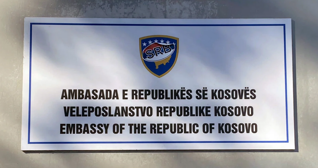 "Pokušaj stvaranja nemira": Na kosovskom veleposlanstvu osvanula naljepnica sa srpskom zastavom