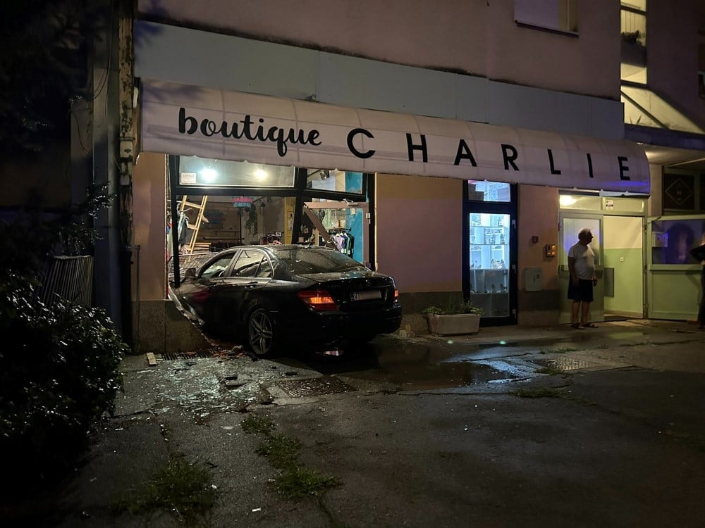 Virovitica: Automobil se zabio u izlog butika