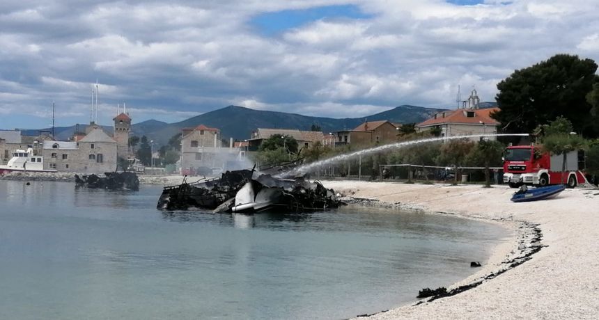 Ovako jutro poslije izgledaju brodovi koji su gorjeli u velikom požaru u Kaštel Gomilici