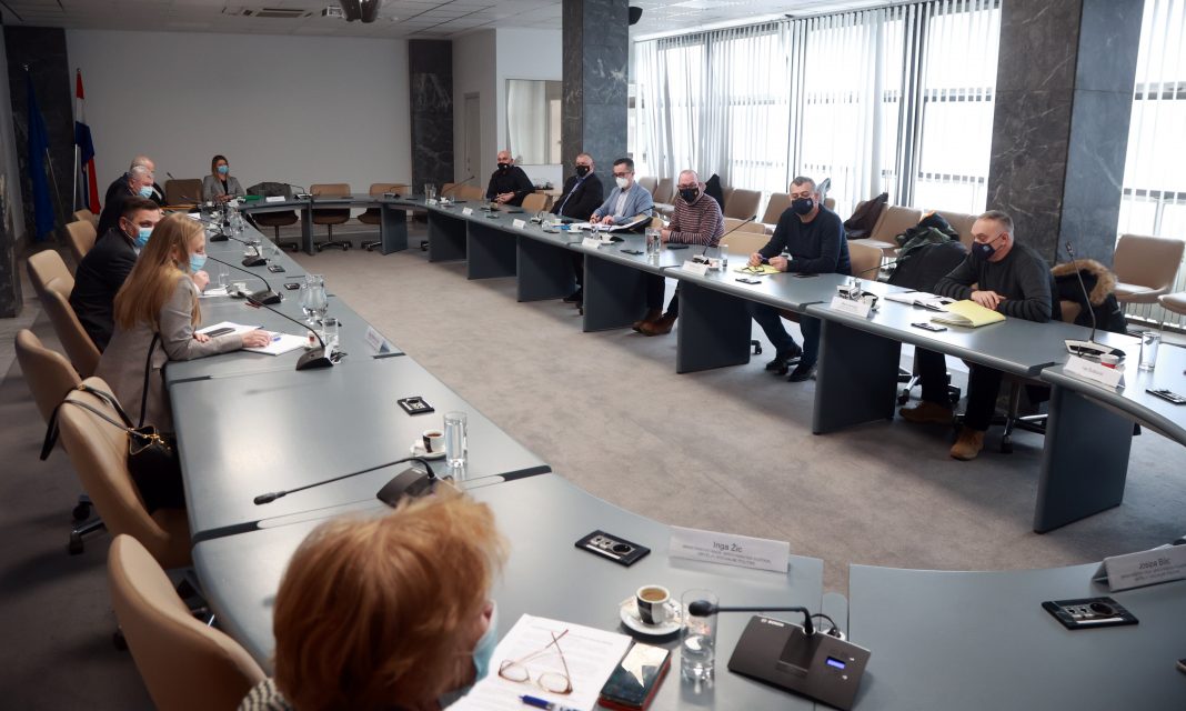 Buran sastanak Vlade i sindikata javnih službi: Nudi se rast osnovice od dva posto