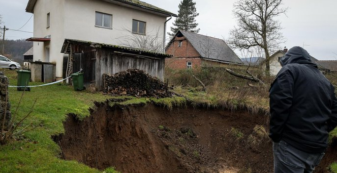 "Urušne vrtače u selu Mečenčani velika su opasnost za stanovnike"