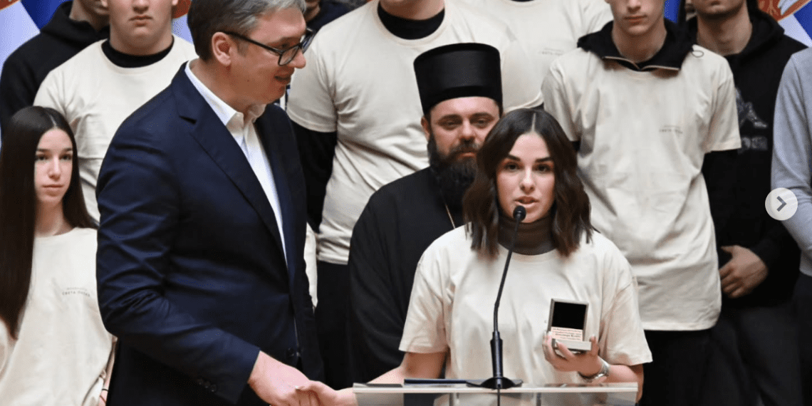 Vučić iskoristio učenike srpske nacionalne manjine iz Vukovara u političke svrhe. Reagirala profesorica: “Ne odobravam… Ljuti me to”