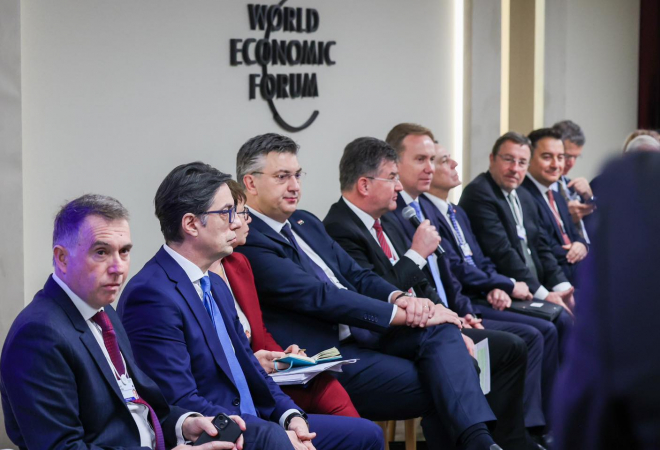 (FOTO) ŽALOSNO GA JE ZA VIDJETI! Pogledajte gdje su posjeli Vučića tužnog pogleda: Hrvatski premijer kao kralj sjedi u sredini