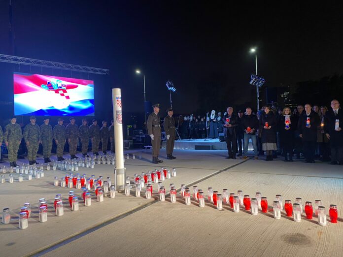 (FOTO/VIDEO) ‘ŽRTVE VUKOVARA I ŠKABRNJE SE NE ZABORAVLJAJU: Veličanstvena slika iz Zagreba, građani pale svijeće i lampione