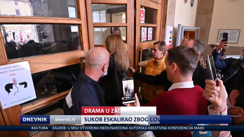 Drama u Zadru: Eskalirao sukob zbog COVID potvrda ispred gradske uprave, pozvana i policija