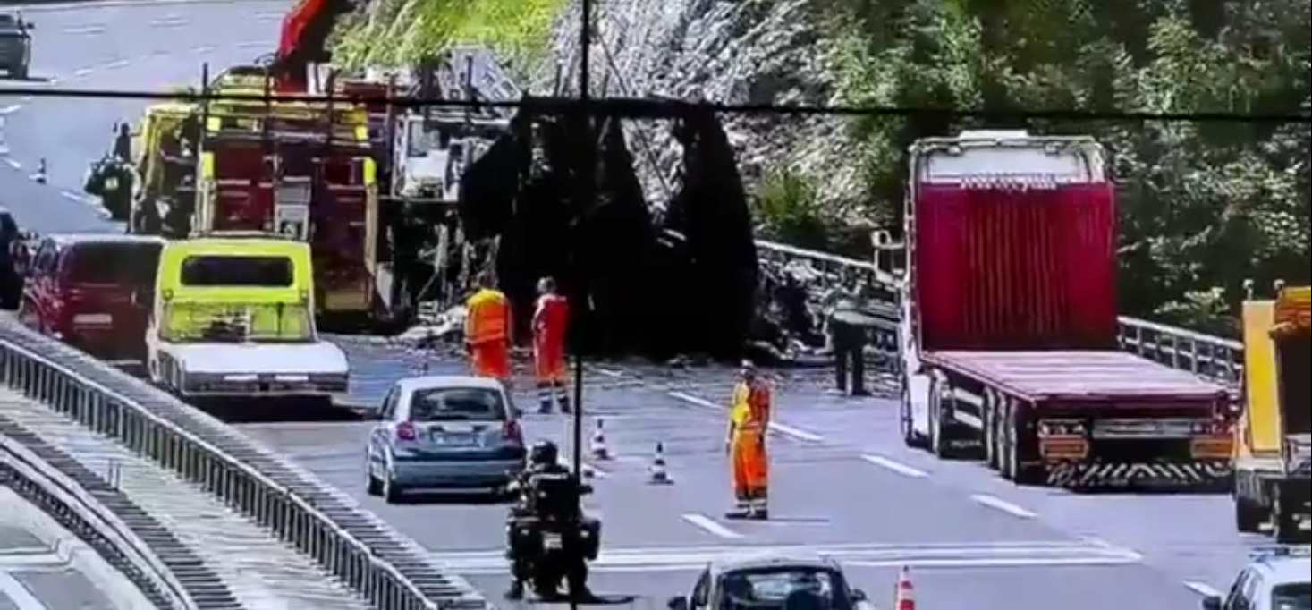 Požar na autocesti A1 između čvorova Ogulin i Brinje uzrokovao kilometarske kolone i značajnu materijalnu štetu