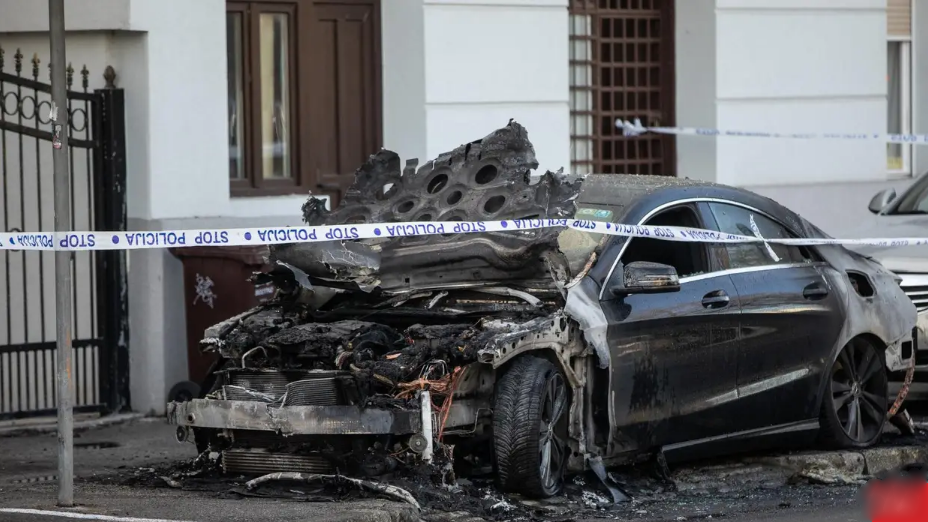 U Zagrebu je usred noći izgorio luksuzni Mercedes, vlasnica je djevojka (25). Policija istražuje