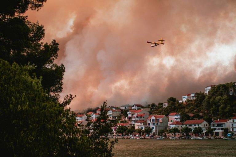 Požar kod Zatona: Materijalna šteta je velika, na terenu 160 vatrogasaca…