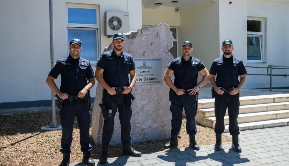 Hrabri policajci spasili obitelj iz planule kuće