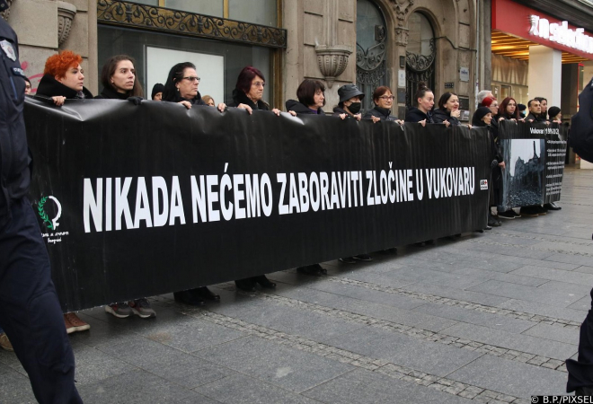 (FOTO) USRED BEOGRADA ‘NEĆEMO ZABORAVITI ZLOČINE U VUKOVARU’ Žene u Crnom prosvjedovale, prisjetile se žrtava: Tenkovi ispraćeni cvijećem, jedan od najsramnijih događaja