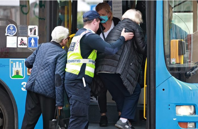 SKORO SE POTUKLE U BUSU ZBOG MASKI! Upitali smo ZET tko kontrolira nesavjesne putnike i kako im stati na kraj