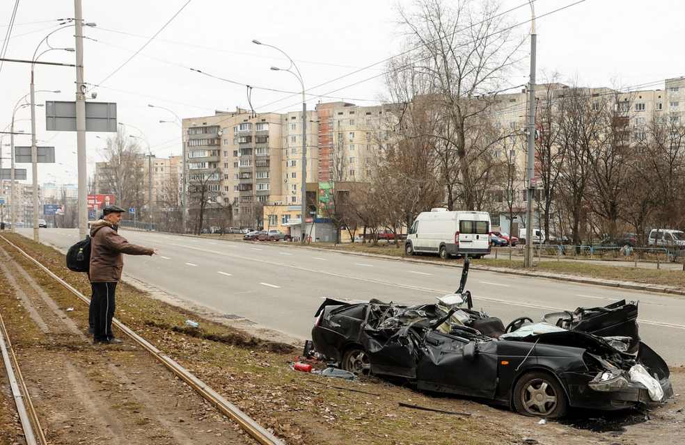 (VIDEO) PRAVO ČUDO U ZONI PAKLA: Oklopnjak zgnječio auto u Kijevu, priča ima nevjerojatan kraj