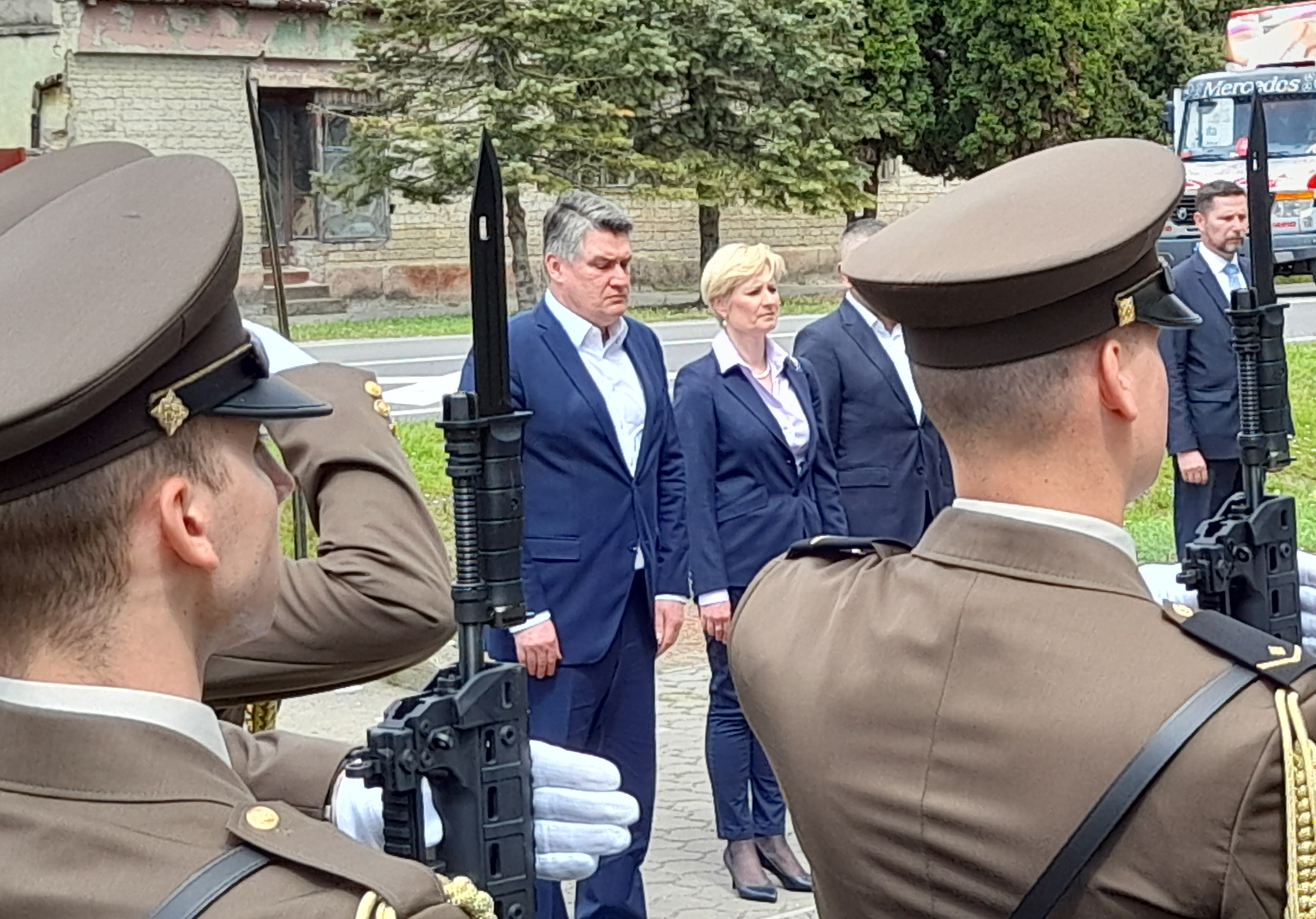 Milanović: 'Za dom spremni' štetan, ali obavezno treba ukloniti i četničke spomenike