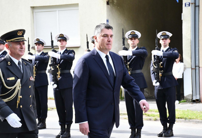 OTIŠAO DOK SE INTONIRALA HIMNA 'Milanović je licemjeran, na njegovom mimohodu 2015. HOS-ove zastave mu nisu smetale!'