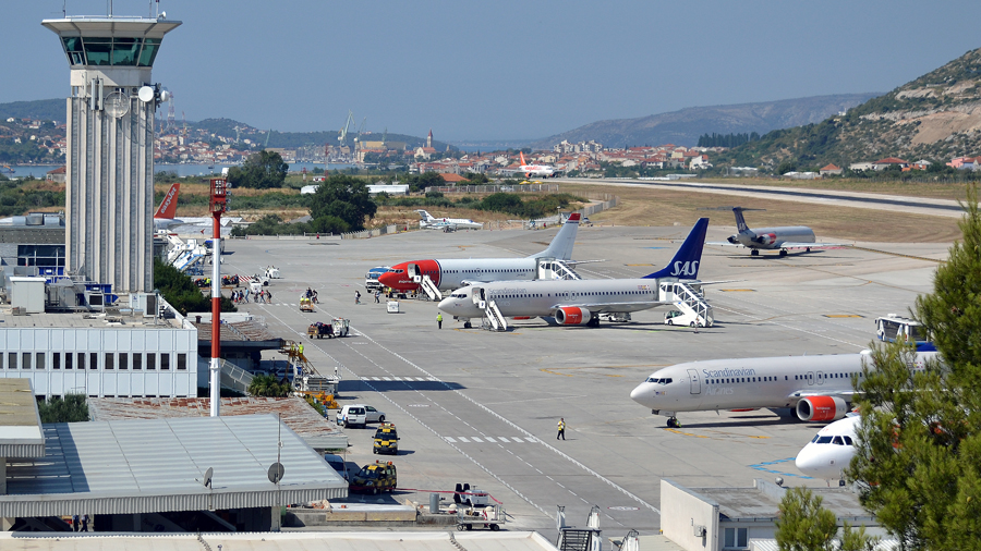 Avion iz Tirane prisilno sletio u Split zbog oštećenja na staklu pilotske kabine