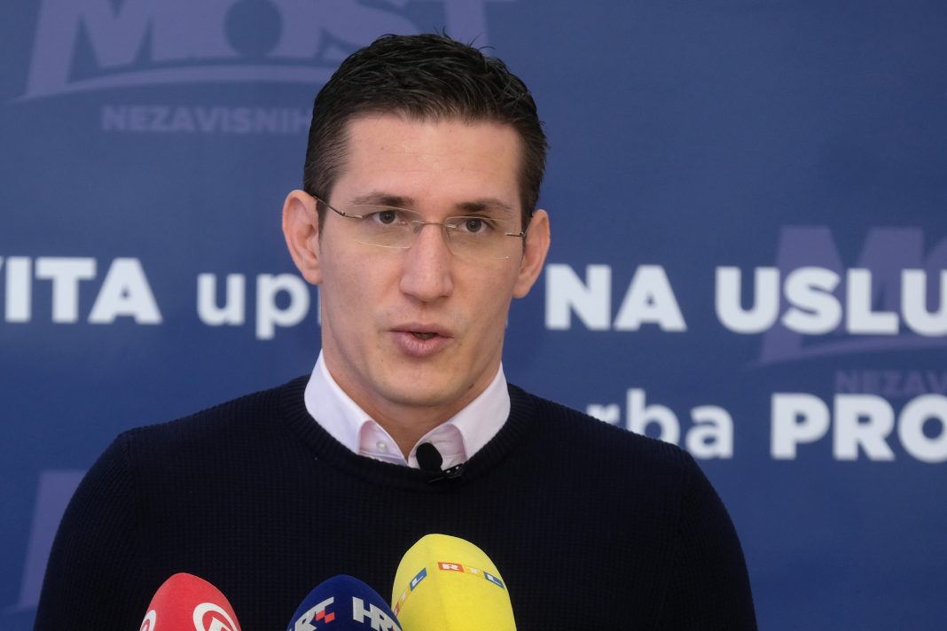Nakon brojnih negativnih reakcija Troskot se ispričao
