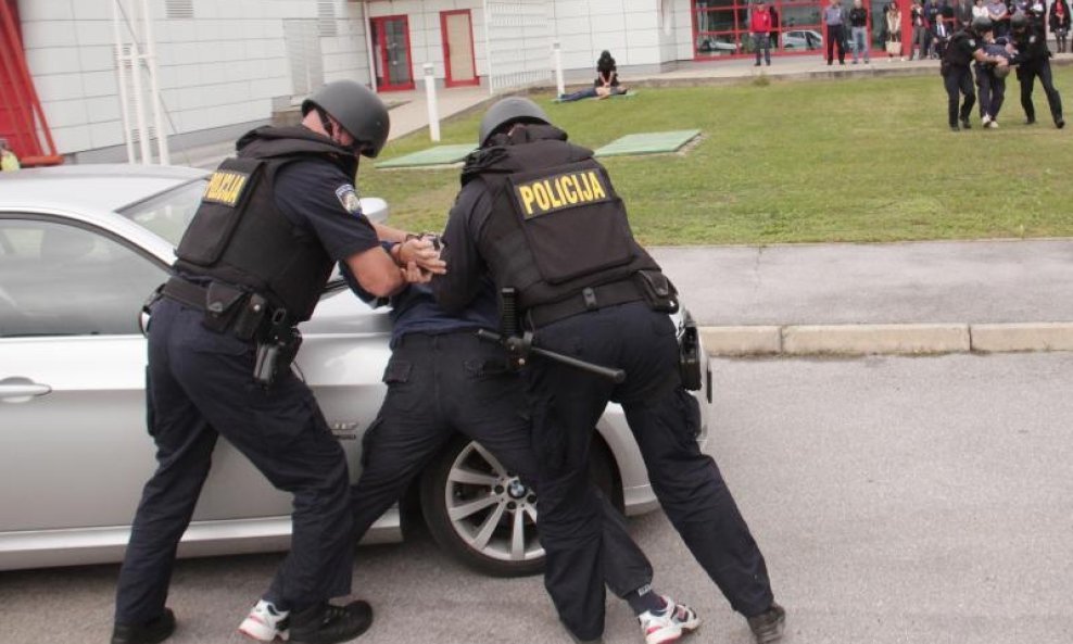 Policajci u Zagrebu zaustavili auto. Pijani suvozač ih vrijeđao, jednog udario nogom