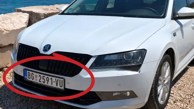 Bijela Škoda s BG tablicama izazvala bijes na Korčuli, na registraciji datum stradanja 12 policajaca