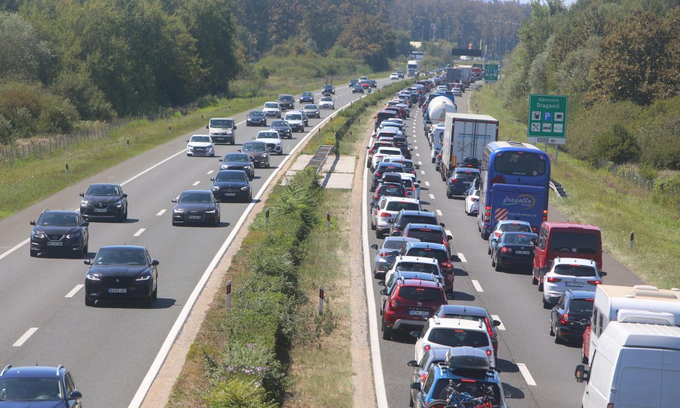 Kilometarske kolone diljem Hrvatske: Na Bajakovu se čeka satima, gužve i na autocestama