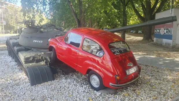 CRVENI FIĆO PONOVNO GAZI TENK: Obnovljen simbol otpora Osijeka poslao jasnu poruku vandalima