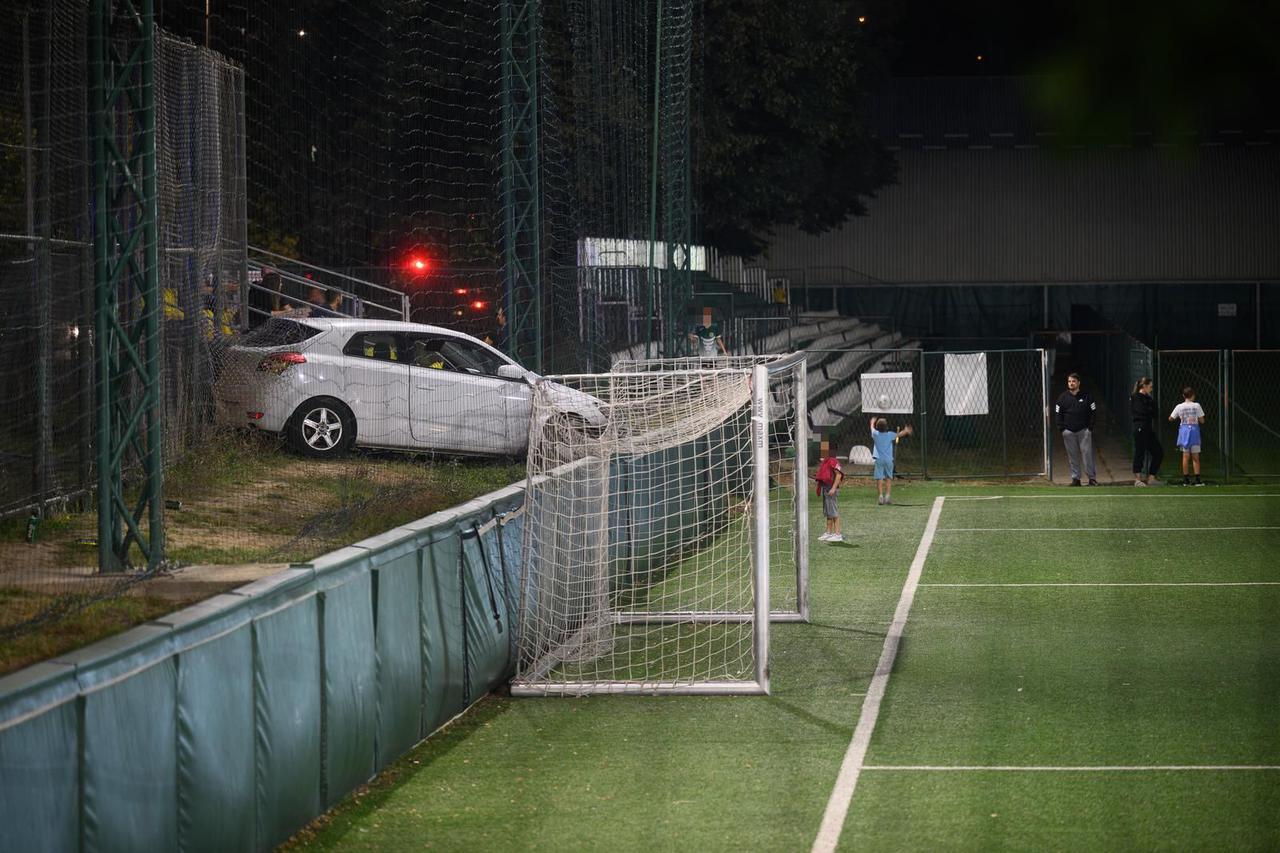 DRAMA U ZAGREBU FOTO Autom probio ogradu dok su djeca igrala utakmicu: 'Sletio je između dvije tribine. Moj sin je u šoku'