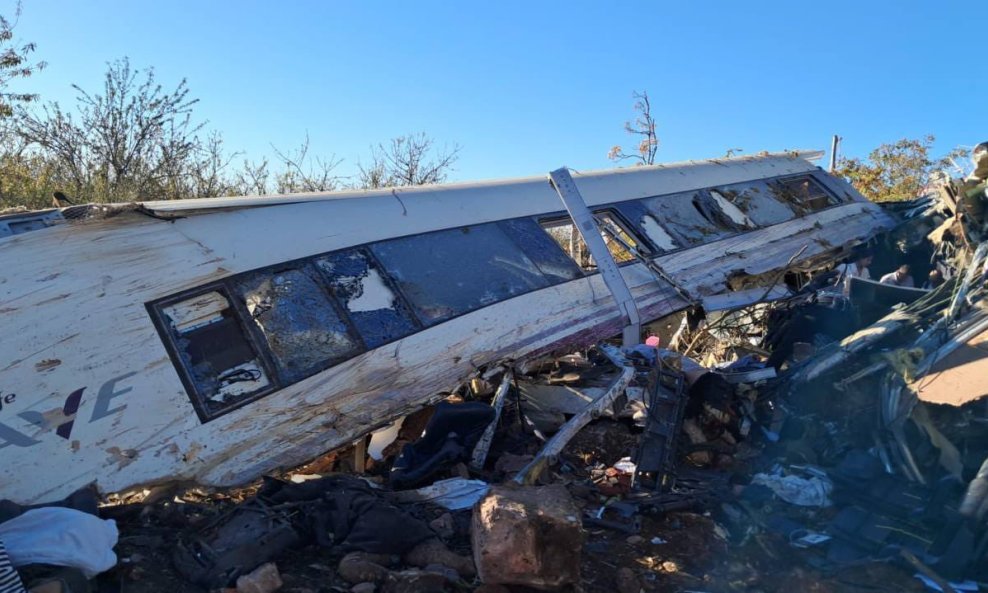 Užasna tragedija u Španjolskoj: Sudarila se dva brza vlaka, poginulo najmanje 39 osoba