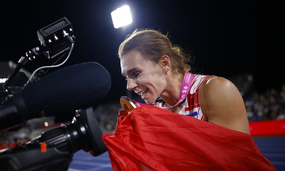 OSVAJAČICE MEDALJA Srpska atletičarka morala objasniti tamošnjim medijima zašto je grlila našu Saru Kolak