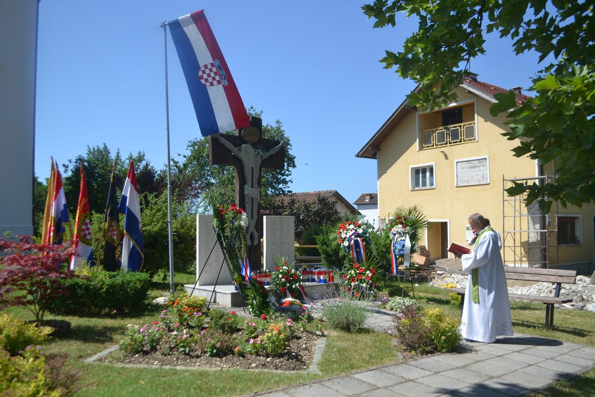 3. listopada 1991. zrakoplovi JNA napali Komarevo napalmom i kazetnom bombom
