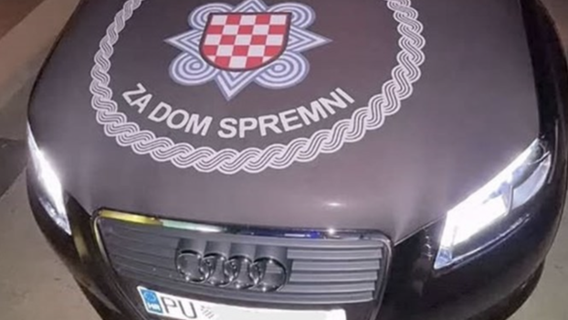 OSTAO BEZ NJE U Puli vozio auto sa zastavom HOS-a na haubi. Policija mu je oduzela: 'Sad idem na sud'