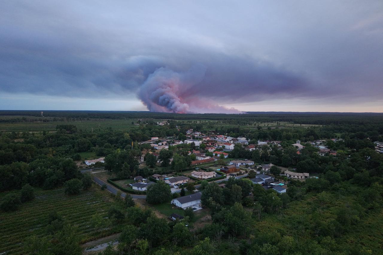 'Zmajevi među oblacima' bljuju vatru na korak od milijunskog grada: Francusku pogodio iznimno opasan fenomen