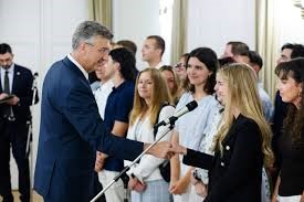 Plenković ugostio polaznike Ljetne škole „Domovina“: Hrvatska računa na svoje iseljeništvo i buduće povratnike