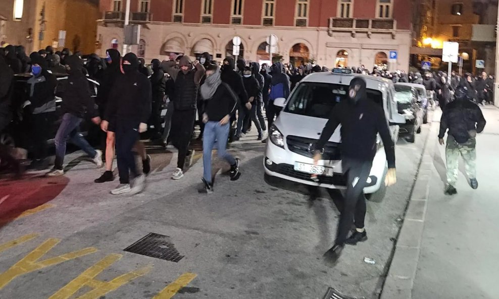 POLICIJA OBJAVILA SNIMKU NAVIJAČKIH NEREDA U Splitu spriječen sukob stotina navijača, privedeno 57 osoba