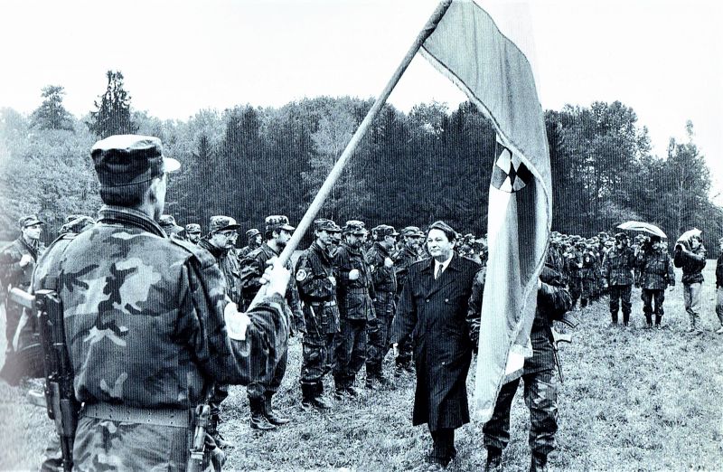 Prvo postrojavanje Satnije hrvatskih umjetnika – glumci, književnici, glazbenici i likovnjaci u odorama ZNG-a