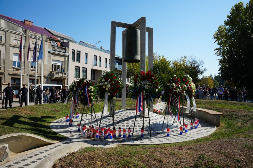 KOPRIVNICA SE PRISJETILA DANA KOJI JE PROMIJENIO POVIJEST GRADA: U Koprivnici obilježena 35. obljetnica preuzimanja vojarne i Dan koprivničkih branitelja