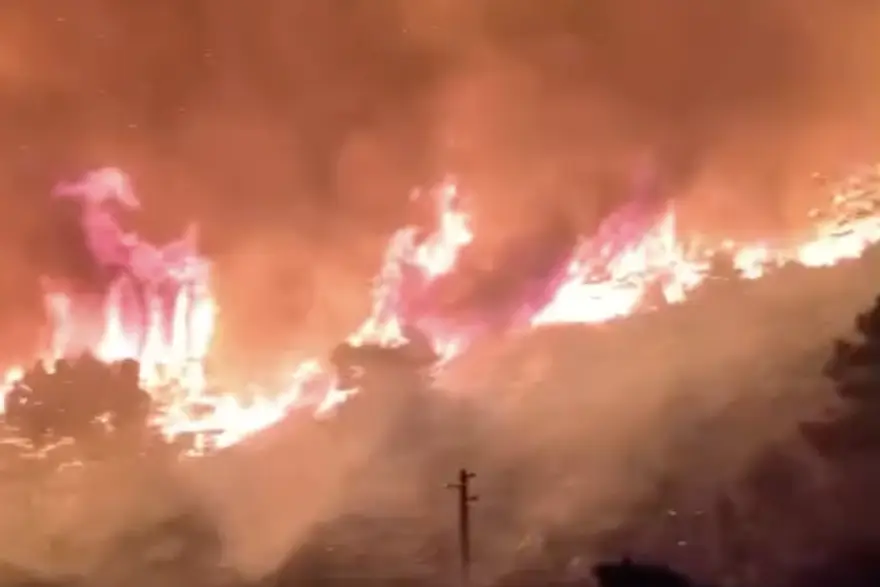 Veliki požar na Visu: gori borova šuma i makija, na terenu 70 vatrogasaca