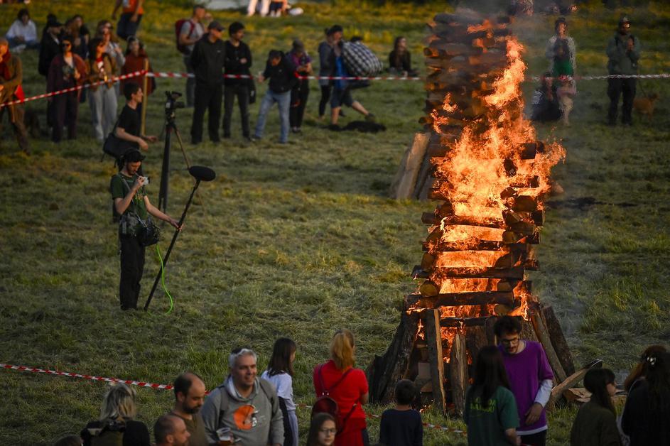 Danas se pale Trnjanski kresovi: Brojni policajci već na nasipu, najavljeni prosvjedi