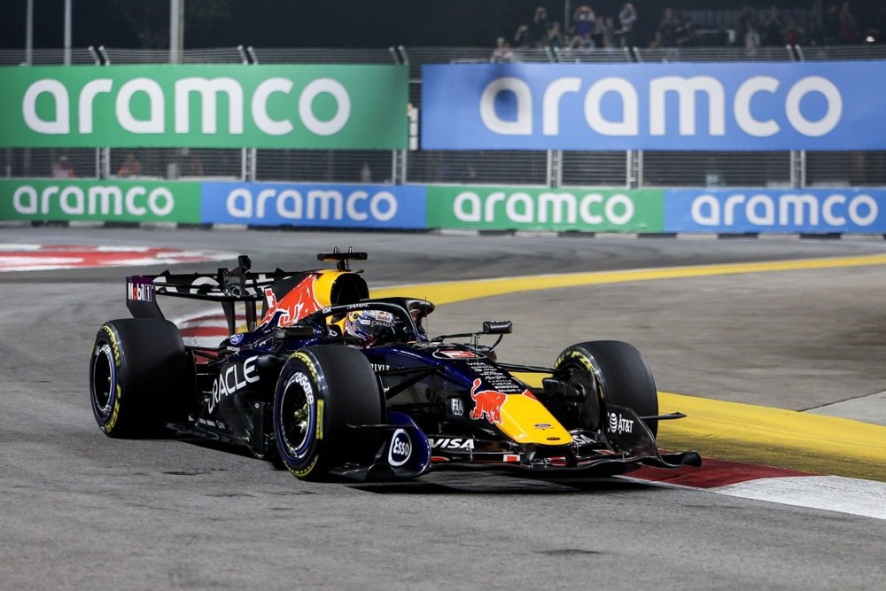 FORMULA 1 Verstappen slavio u kišnom kaosu u Singapuru! McLarenovi vozači sudarili se u završnici