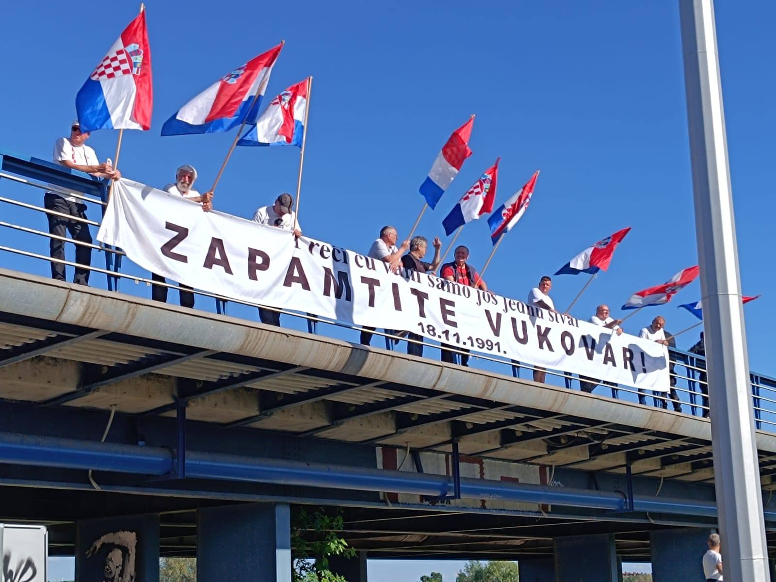 MIRNI PROSVJED HRVATSKIH BRANITELJA NA TRNJANSKIM KRESOVIMA: “ZAPAMTITE VUKOVAR” KAO ODGOVOR CRVENOJ ZVEZDI