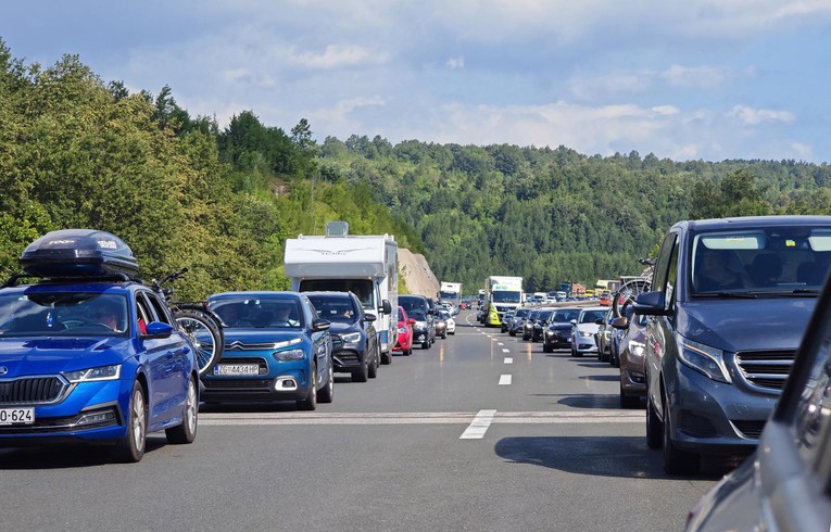 Talijan na A1 naletio na pokvareni auto, mladić životno ugrožen