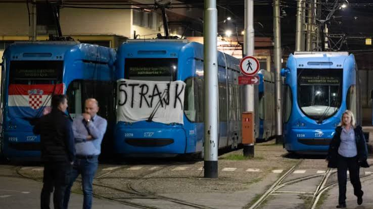 ZAGREB BLOKIRAN Štrajk ZET-a i Holdinga paralizira Zagreb: Tramvaji i autobusi nisu izašli, probleme ima i Čistoća