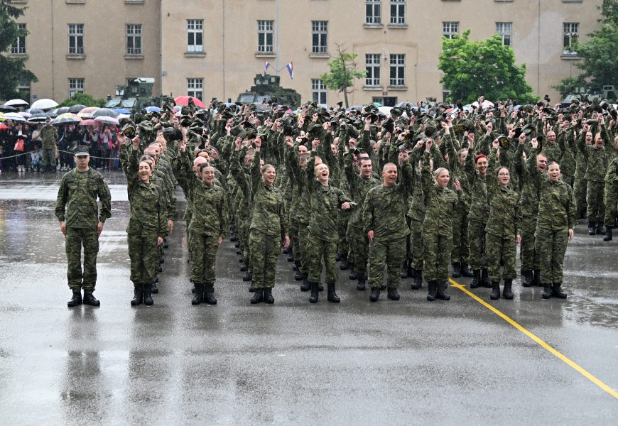 DOMOVINI PRISEGNULO 900 ROČNIKA: Odoru pobjedničke Hrvatske vojske nosite s ponosom