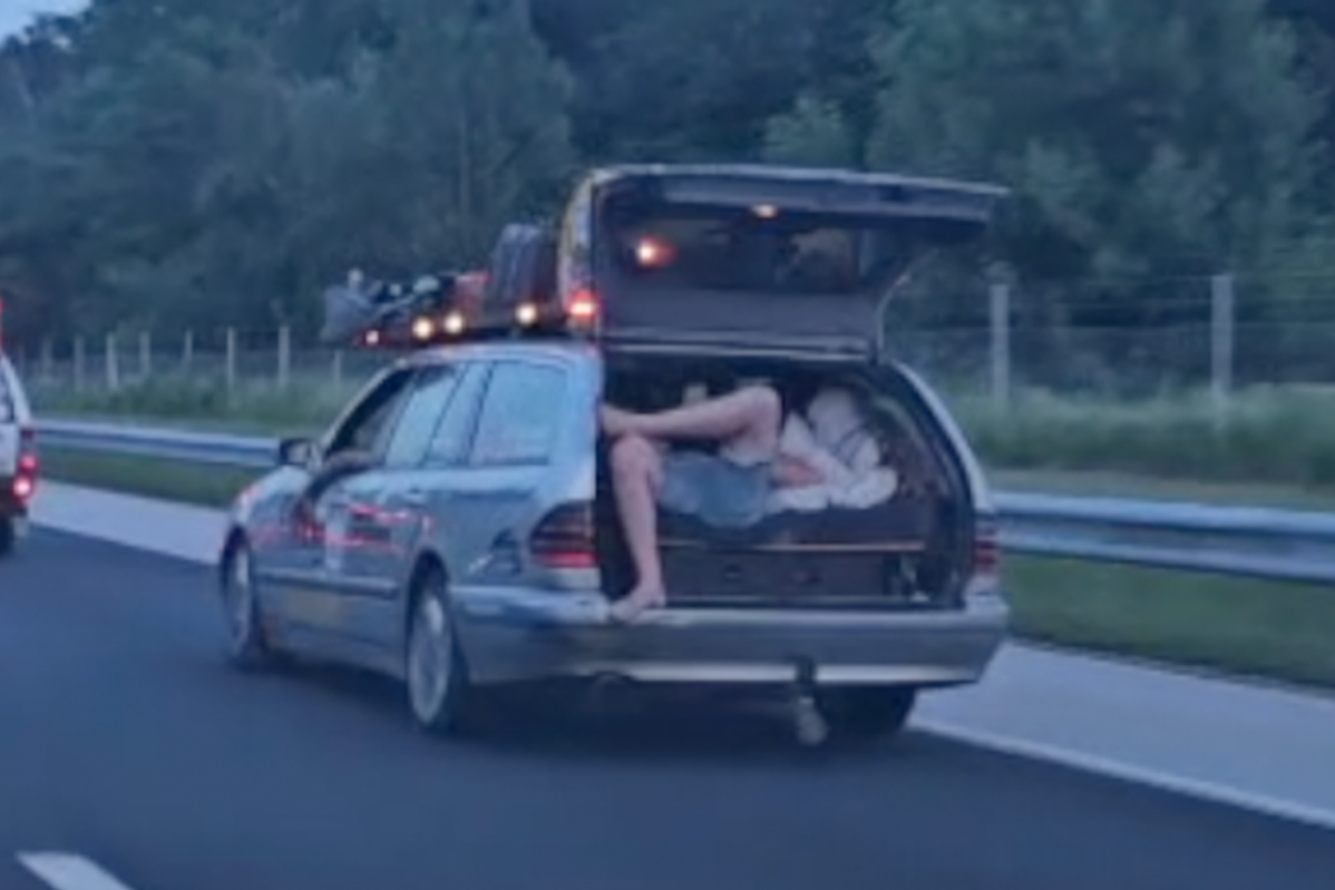Nevjerojatna scena na A1: Jurili 140 km/h, a čovjek ležao u otvorenom gepeku!