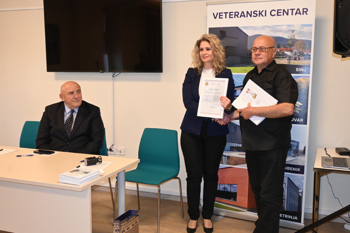 PRIMOPREDAJA UMJETNOSTI I ZAJEDNIŠTVA: „Peski-Art Đurđevac“ darovao 50 slika Veteranskom centru Petrinja
