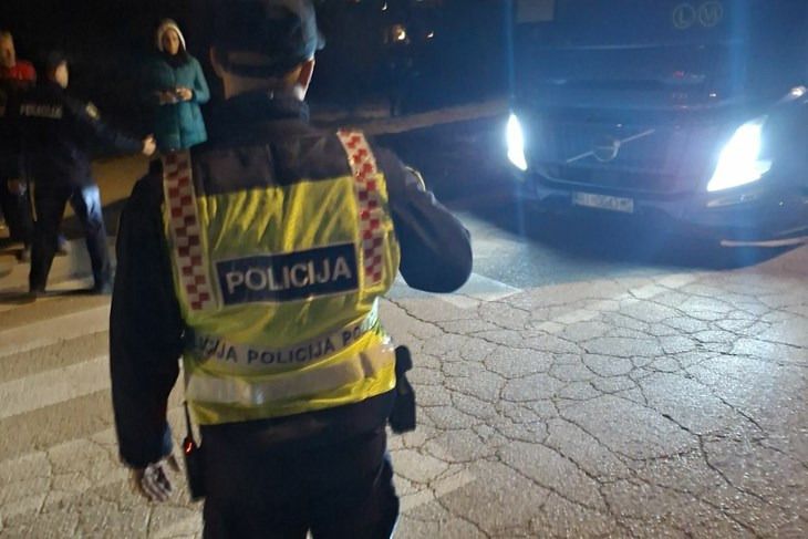 Policija razbila blokadu u Koromačnu, propustila kamione prema Holcimu: "Nasilje nad ljudima"