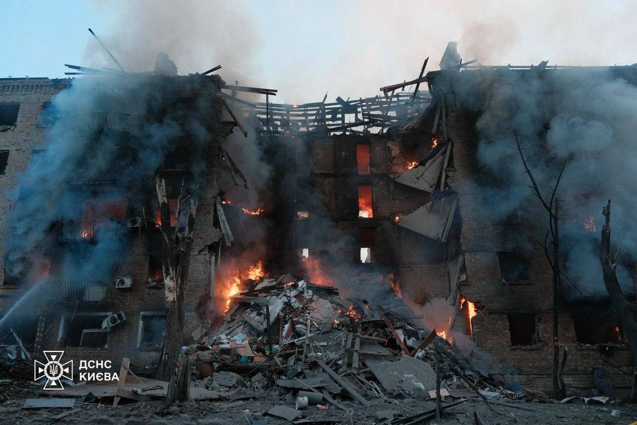 Ruski projektili i dronovi pogodili Kijev: Poginula jedna osoba, deseci ranjenih u noćnom napadu