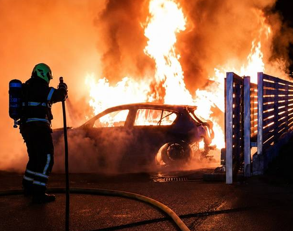 Požar u Sesvetama oštetio 13 automobila i brod