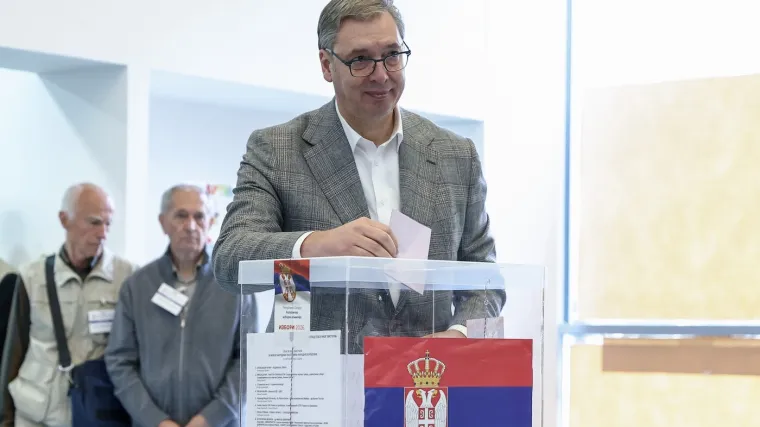 NAJVEĆI TEST ZA VUČIĆA / Srbija na izborima: Birači oborili rekord, nižu se incidenti! 'Članica odbora dobila šamar'