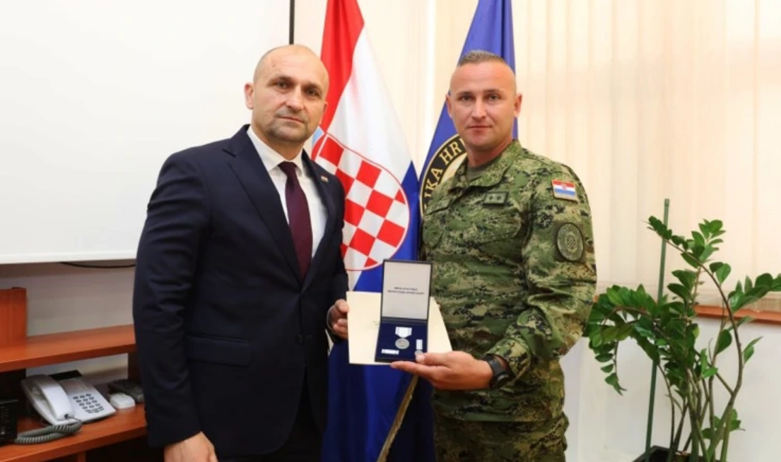 Anušić uručio medalju pripadniku Hrvatske vojske koji je spasio život mladom nogometašu