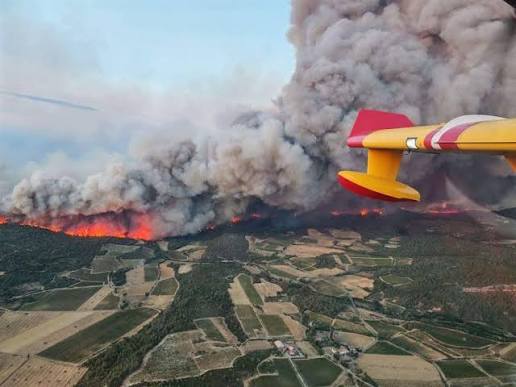 Hrvatski protupožarni piloti četvrti dan gase veliki požar u Francuskoj